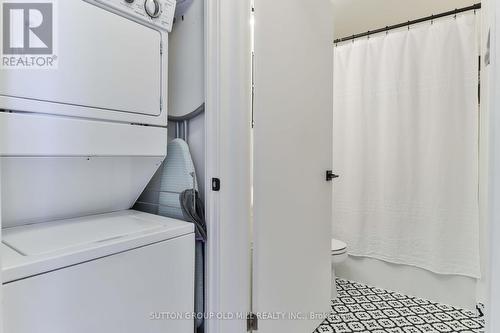 1001 - 105 The Queensway, Toronto, ON - Indoor Photo Showing Laundry Room