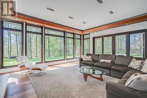 2052 Highview Drive, Burlington, ON - Indoor Photo Showing Living Room