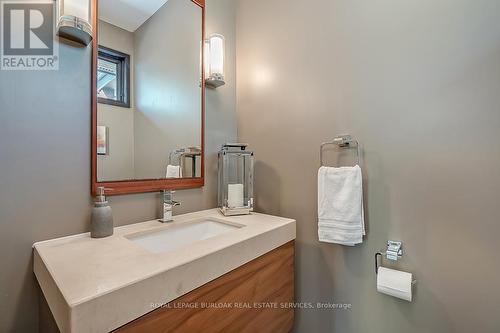 2052 Highview Dr, Burlington, ON - Indoor Photo Showing Bathroom