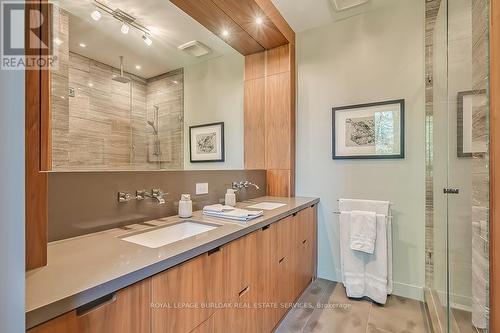 2052 Highview Dr, Burlington, ON - Indoor Photo Showing Bathroom