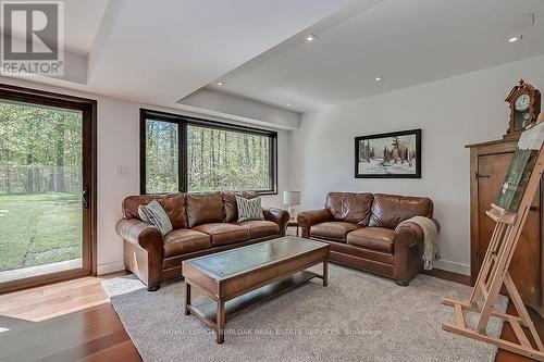 2052 Highview Drive, Burlington, ON - Indoor Photo Showing Living Room