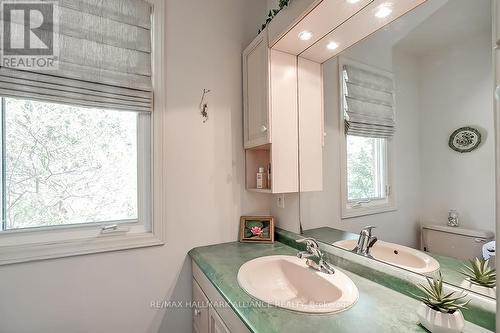 141 Woodhaven Park Drive, Oakville, ON - Indoor Photo Showing Bathroom