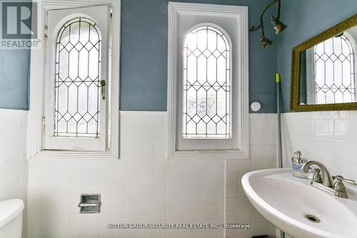 59 Indian Grove, Toronto, ON - Indoor Photo Showing Bathroom