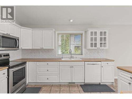 3513 Empire Place, West Kelowna, BC - Indoor Photo Showing Kitchen