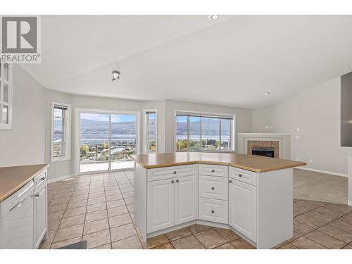 3513 Empire Place, West Kelowna, BC - Indoor Photo Showing Kitchen