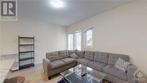 422/424 Nelson Street, Ottawa, ON - Indoor Photo Showing Living Room