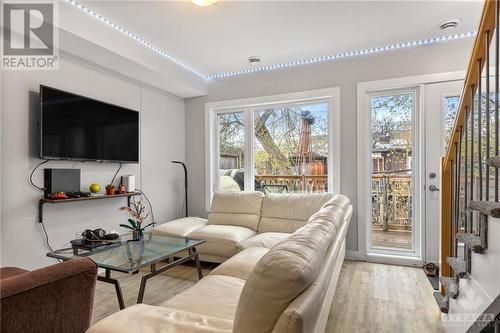 422/424 Nelson Street, Ottawa, ON - Indoor Photo Showing Living Room