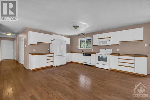 10931 Stampville Road, Iroquois, ON - Indoor Photo Showing Kitchen