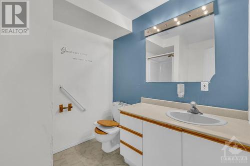 10931 Stampville Road, Iroquois, ON - Indoor Photo Showing Bathroom