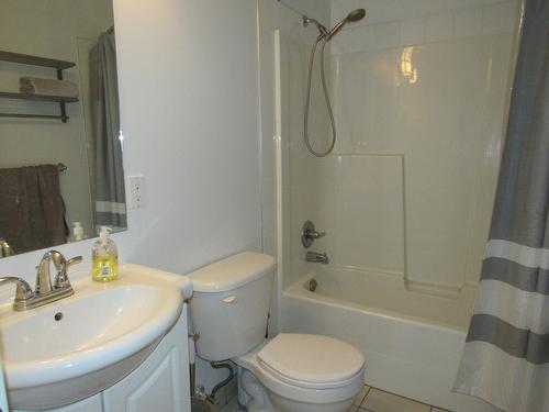 1447 37Th Street, Castlegar, BC - Indoor Photo Showing Bathroom