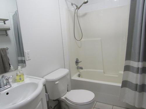 1447 37Th Street, Castlegar, BC - Indoor Photo Showing Bathroom