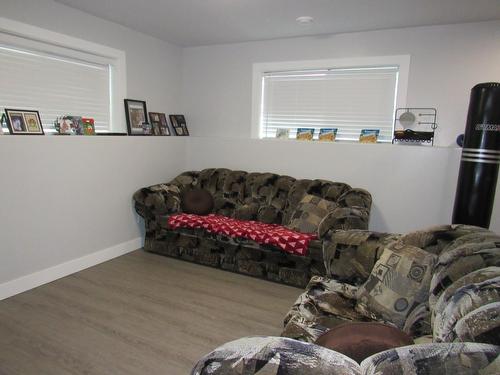 1447 37Th Street, Castlegar, BC - Indoor Photo Showing Living Room