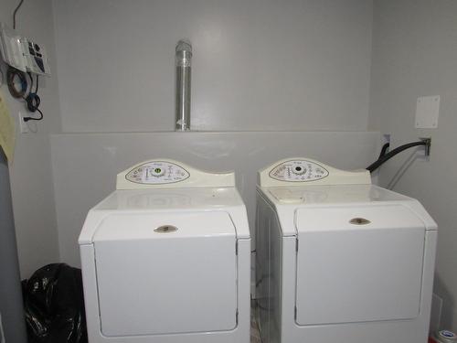 1447 37Th Street, Castlegar, BC - Indoor Photo Showing Laundry Room