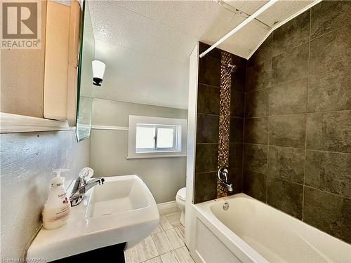 302 Garafraxa Street N, Durham, ON - Indoor Photo Showing Bathroom