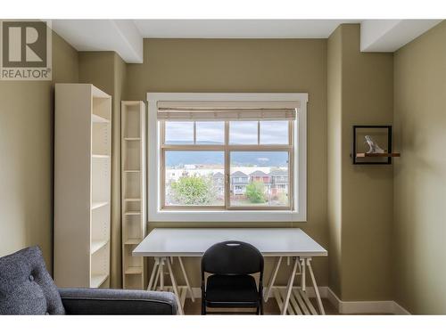 13615 Victoria Road Unit# 407, Summerland, BC - Indoor Photo Showing Living Room