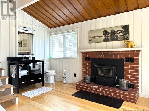 568 Bayview Drive, Saint Andrews, NB - Indoor Photo Showing Living Room With Fireplace