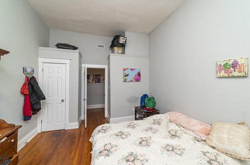 49 Victoria Avenue S, Hamilton, ON - Indoor Photo Showing Bedroom