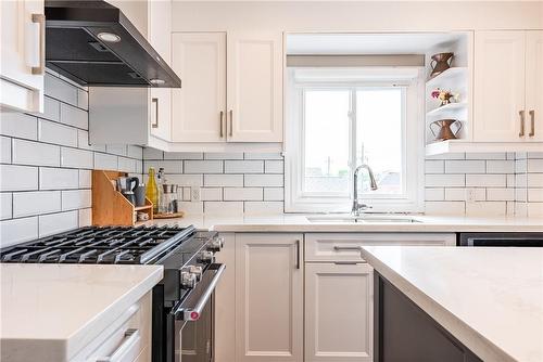40 Main Street N, Waterdown, ON - Indoor Photo Showing Kitchen With Upgraded Kitchen