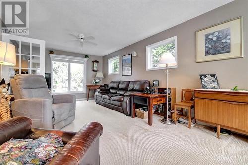 23 Banting Crescent, Ottawa, ON - Indoor Photo Showing Living Room