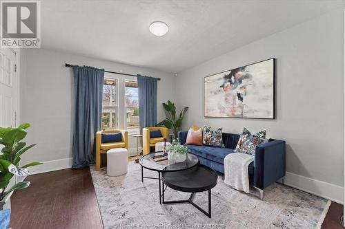 1014 Felix Avenue, Windsor, ON - Indoor Photo Showing Living Room