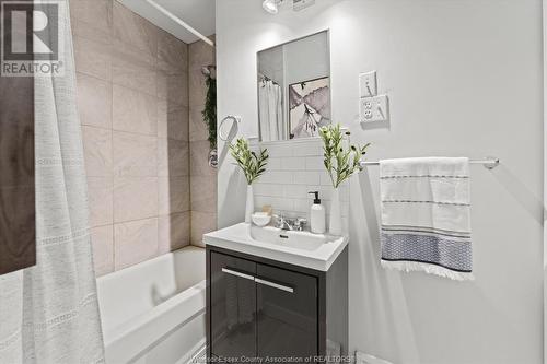 1014 Felix Avenue, Windsor, ON - Indoor Photo Showing Bathroom