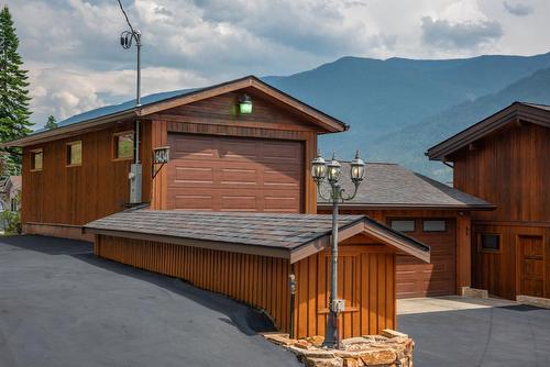 6434 Sunshine Drive, Nelson, BC - Outdoor With Exterior