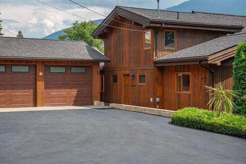 6434 Sunshine Drive, Nelson, BC - Outdoor With Exterior