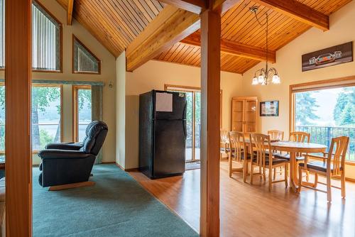 6434 Sunshine Drive, Nelson, BC - Indoor Photo Showing Dining Room