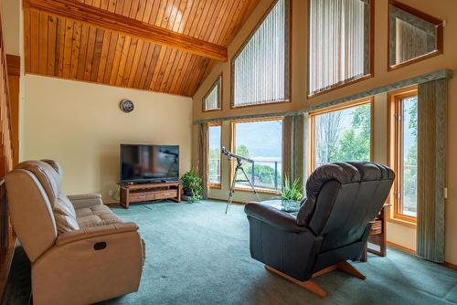 6434 Sunshine Drive, Nelson, BC - Indoor Photo Showing Living Room