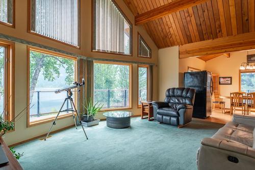 6434 Sunshine Drive, Nelson, BC - Indoor Photo Showing Living Room