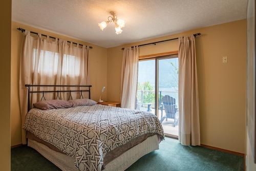 6434 Sunshine Drive, Nelson, BC - Indoor Photo Showing Bedroom