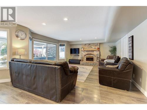 1610 Highland Drive N, Kelowna, BC - Indoor Photo Showing Living Room With Fireplace