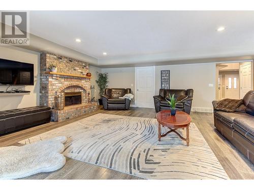 1610 Highland Drive N, Kelowna, BC - Indoor Photo Showing Living Room With Fireplace