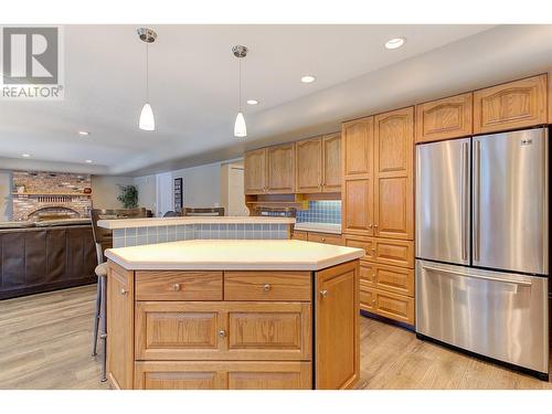 1610 Highland Drive N, Kelowna, BC - Indoor Photo Showing Kitchen