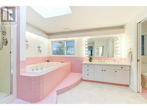 1610 Highland Drive N, Kelowna, BC - Indoor Photo Showing Bathroom