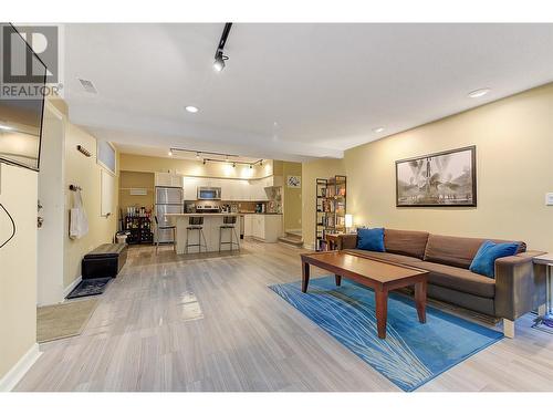 1610 Highland Drive N, Kelowna, BC - Indoor Photo Showing Living Room