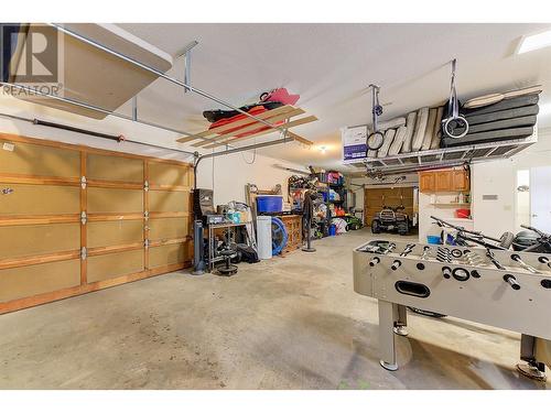 1610 Highland Drive N, Kelowna, BC - Indoor Photo Showing Garage