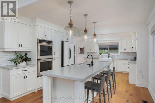 1929 Shannon Drive, Mississauga, ON - Indoor Photo Showing Kitchen With Upgraded Kitchen