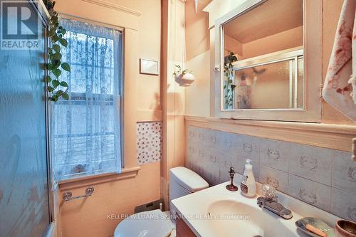 8 Nightingale Street, Hamilton, ON - Indoor Photo Showing Bathroom