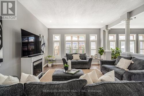 41 Kingsview Drive, Hamilton, ON - Indoor Photo Showing Living Room