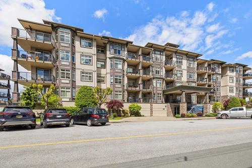 201 45893 Chesterfield Avenue, Chilliwack, BC - Outdoor With Balcony With Facade
