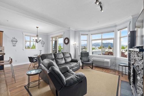 201 45893 Chesterfield Avenue, Chilliwack, BC - Indoor Photo Showing Living Room