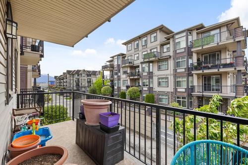 201 45893 Chesterfield Avenue, Chilliwack, BC - Outdoor With Balcony With Exterior