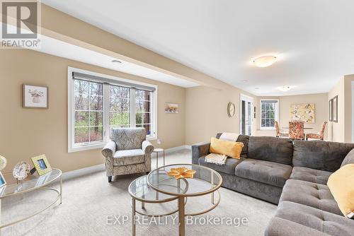 43 - 3232 Montrose Road, Niagara Falls, ON - Indoor Photo Showing Living Room