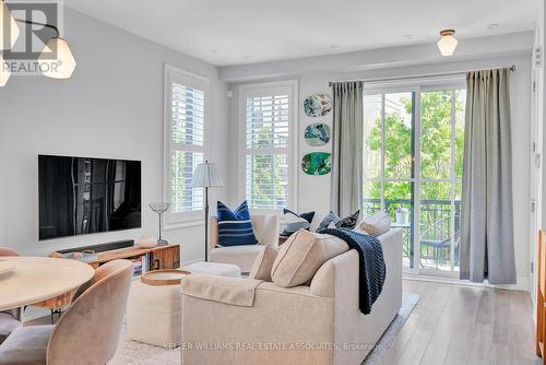 518 - 657 Cricklewood Drive, Mississauga, ON - Indoor Photo Showing Living Room