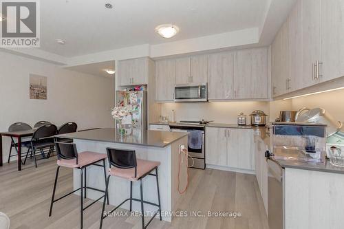729 - 665 Cricklewood Drive, Mississauga, ON - Indoor Photo Showing Kitchen