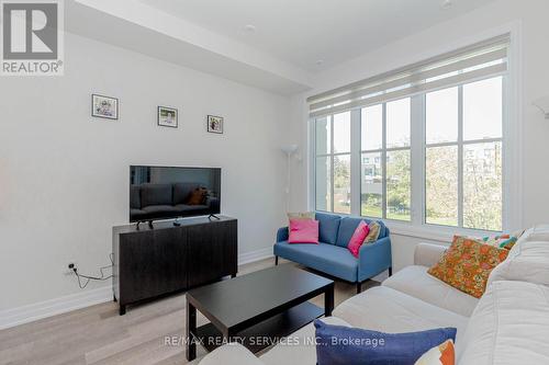 729 - 665 Cricklewood Drive, Mississauga, ON - Indoor Photo Showing Living Room