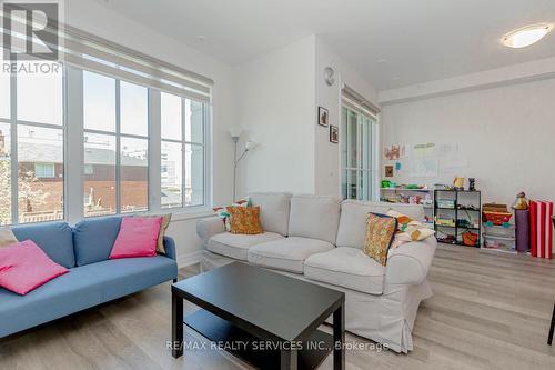 729 - 665 Cricklewood Drive, Mississauga, ON - Indoor Photo Showing Living Room