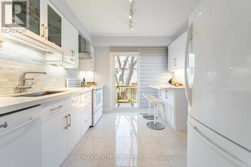 13 Barrington Crescent, Brampton, ON - Indoor Photo Showing Kitchen With Upgraded Kitchen