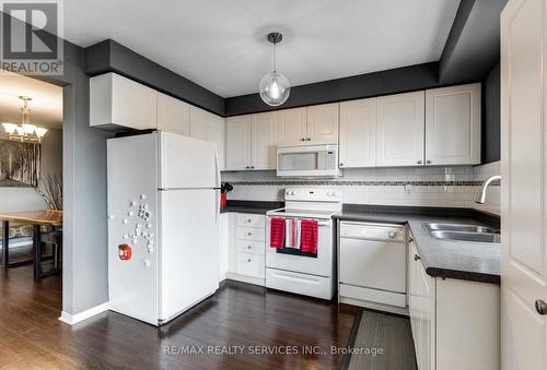 226 Howard Crescent, Orangeville, ON - Indoor Photo Showing Kitchen With Double Sink